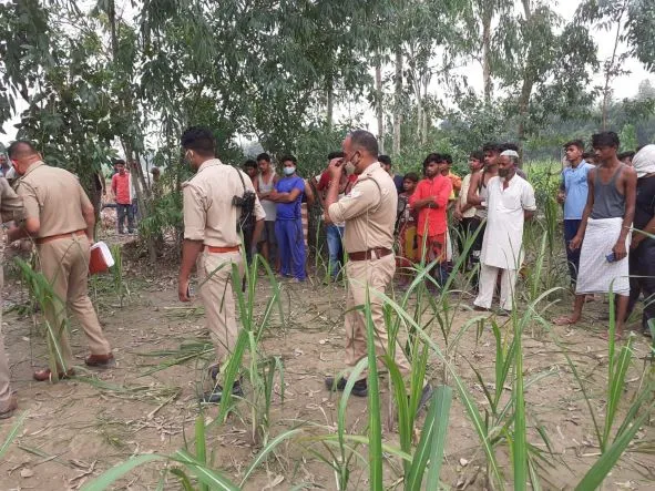 सीतापुर: फंदे से लटकता मिला बुजुर्ग का शव, भाई ने जताया हत्या का शक 