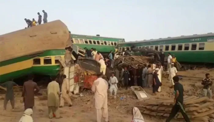 पाकिस्तान में बड़ा रेल हादसा: दो ट्रेनें आपस में टकराईं, 36 की मौत, कई घायल