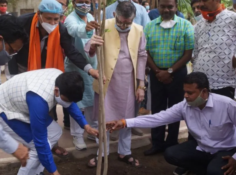 बरेली: केंद्रीय मंत्री और मेयर ने गांधी उद्यान में किया पौधरोपण