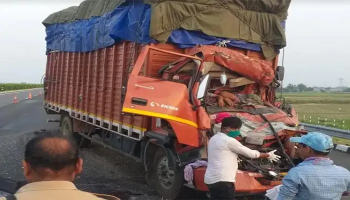 यूपी: आगरा-लखनऊ एक्सप्रेस-वे पर खड़ी बस में ट्रक ने मारी टक्कर, 5 की मौत