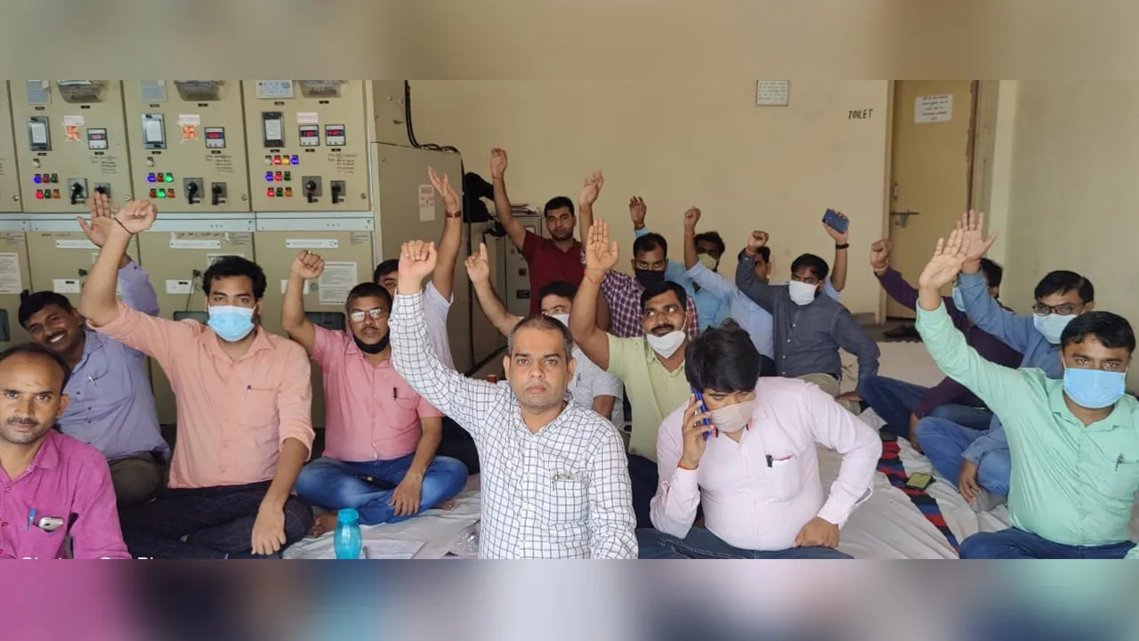 लखनऊ: जूनियर इंजीनियर के निलंबन के विरोध में अवर अभियंताओं का प्रदर्शन