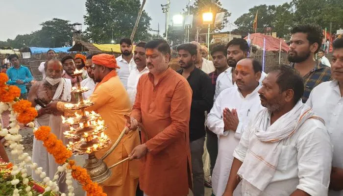 जयंती पर आस्था से रोशन हुआ सरयू तट, दिव्य मां सरयू आरती सेवा समिति ने सजाई फूल बंगले की झांकी