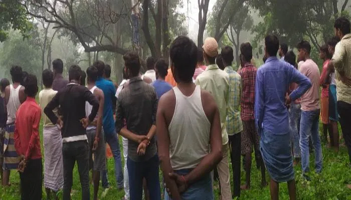 बाराबंकी: संदिग्ध परिस्थितियों में पेड़ से लटका मिला शव, परिवार में अकेला कमाने वाला था मृतक