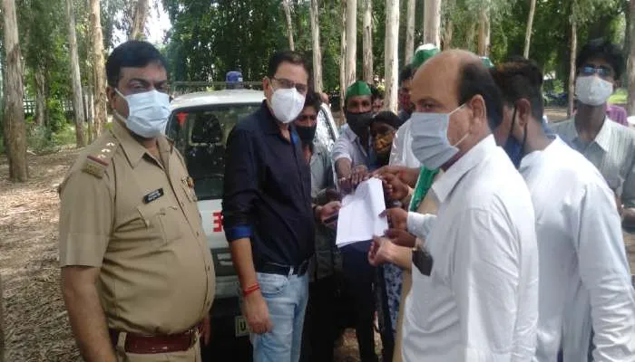 बाराबंकी: इलाज में लापरवाही से मरीज की मौत, भाकियू ने शव रख कर किया धरना प्रदर्शन