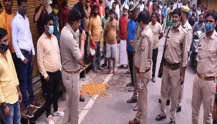 अयोध्या: साधुओं ने सड़क पर फेंके दुकानदारों के लड्डू, कहा…