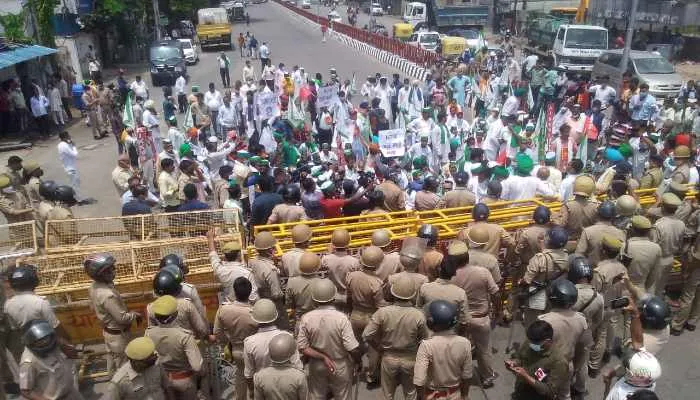 लखनऊ: भाकियू ने अपनी मांगों को लेकर हुसैनगंज स्थित ओसीआर बिल्डिंग पर दिया धरना