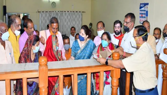 बाराबंकी: नामांकन से पहले पार्टी दफ्तर पहुंची भाजपा प्रत्याशी राजरानी रावत, हुआ जोरदार स्वागत