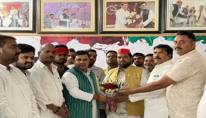 बाराबंकी: भाजपा को लगा बड़ा झटका, जिला पंचायत सदस्य मोहम्मद इसराईल अंसारी ने थामा सपा का दामन