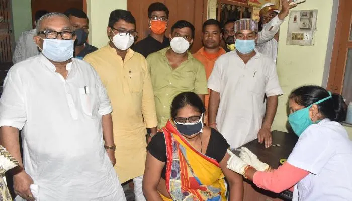 गोरखपुर: महापौर ने कोरोना टीकाकरण का किया निरीक्षण, लोगों को ऐसे किया जागरूक