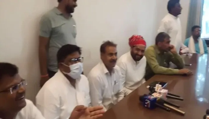 कन्नौज: सपा नेताओं ने प्रेसवार्ता कर पुलिस प्रशासन पर लगाया गंभीर आरोप, कहा…