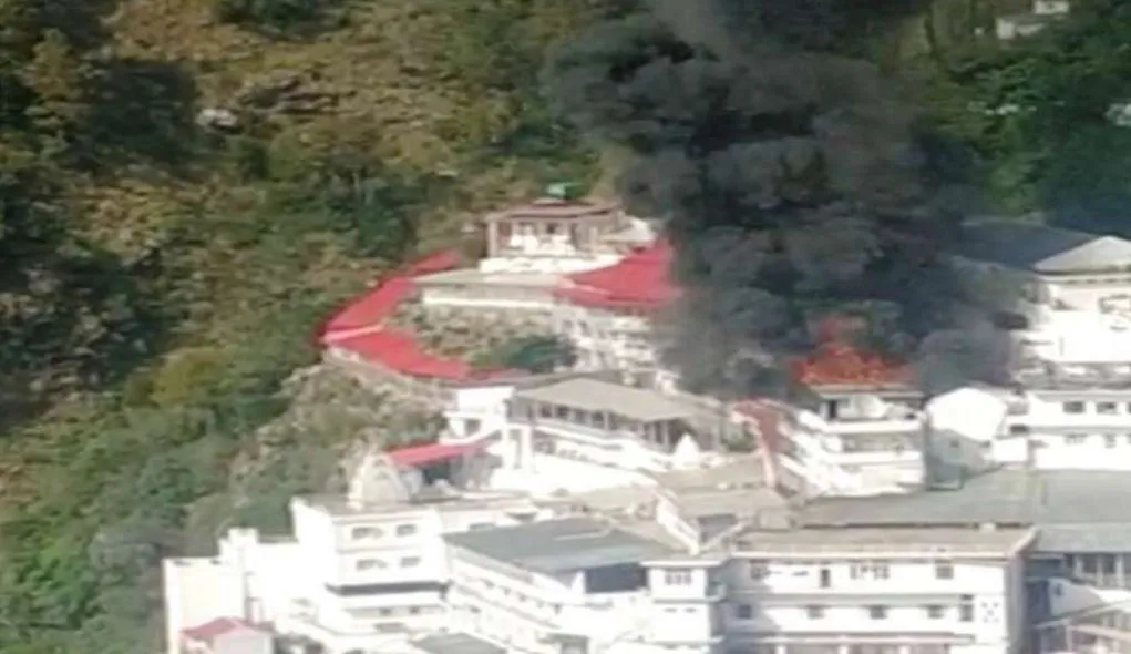 जम्मू-कश्मीर: वैष्णो देवी गुफा परिसर में लगी आग, नकदी काउंटर और रिकॉर्ड जलकर खाक