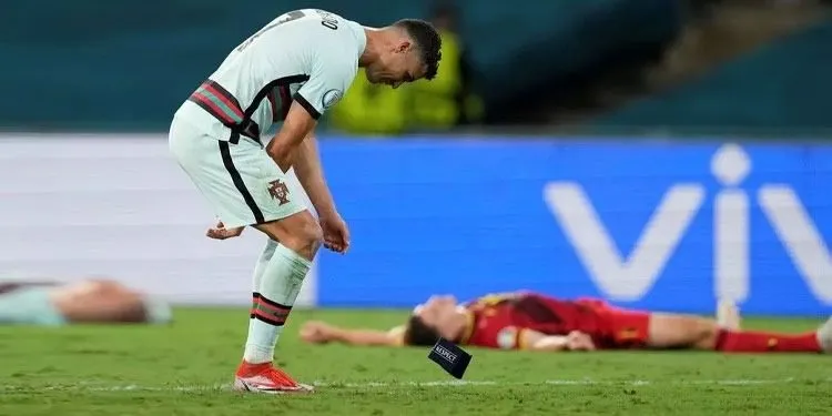 Euro 2020: प्री-क्वार्टर फाइनल में हार के बाद रोनाल्डो बौखलाए, आर्म बैंड फेका