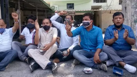 हल्द्वानी: सरकार से नाराज व्यापारियों ने कटोरा लेकर मांगी भीख