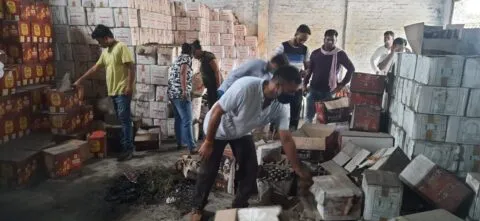 रुद्रपुर: गोदाम पर ताला दिखाकर छत के रास्ते बेची जा रही थी शराब, पोल खुली तो मिलीं तीन हजार पेटियां