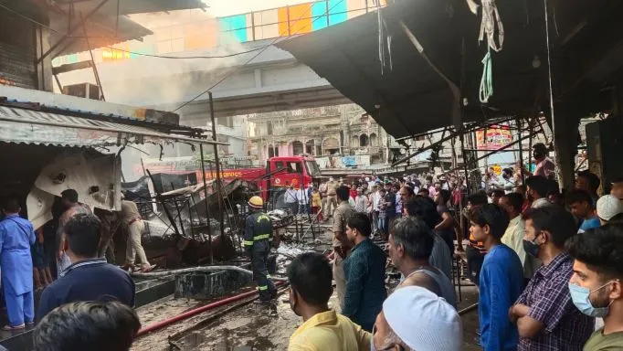 लखनऊ के नखास मार्केट में लगी भीषण आग, कई दुकानें जलकर खाक