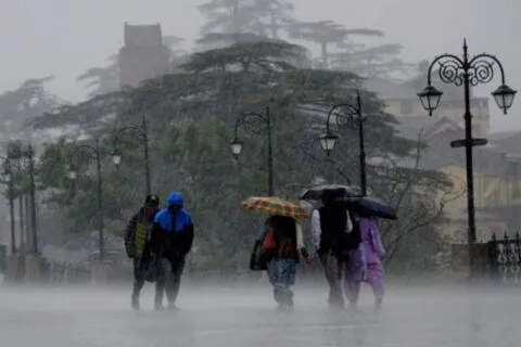नैनीताल: सरोवर नगरी में हुई मूसलाधार बारिश, पर्यटकों ने उठाया लुत्फ
