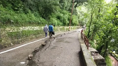 नैनीताल: राजभवन रोड पर पड़ी दरार, न्यू पालिका बाजार की करीब 10 दुकानें खतरे की जद में
