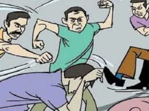 रुद्रपुर: घर की बिजली हुई गुल तो पड़ोसियों में चले पत्थर