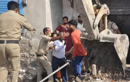 रुद्रपुर: अतिक्रमण हटाने को लेकर भाजपा और कांग्रेस आए आमने सामने, पुलिस ने किया तितर-बितर