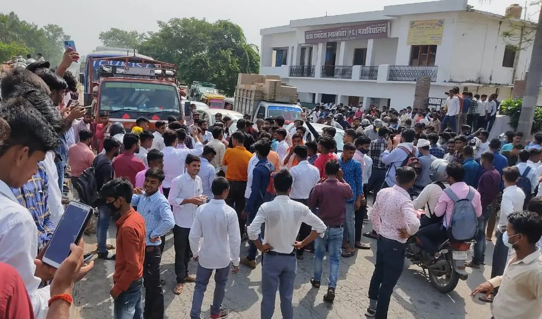 बरेली: परीक्षा देर से शुरू होने पर छात्रों का हाईवे पर हंगामा, लगाया जाम