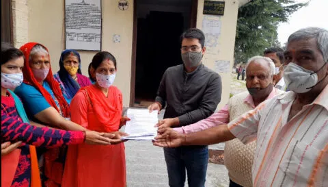 अल्मोड़ा: ग्रामीणों का सरकार के खिलाफ फूटा गुस्सा, सुविधाएं नहीं मिलीं तो विधानसभा चुनाव का करेंगे बहिष्कार