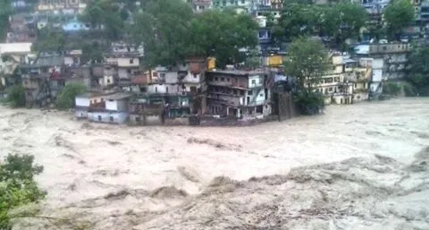 उत्तराखंड में मूसलाधार बारिश से जनजीवन अस्त-व्यस्त, कई जगहों पर यातायात हुआ प्रभावित