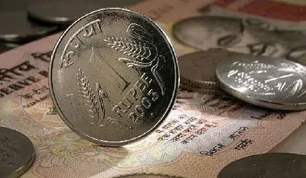 शुरुआती कारोबार में अमेरिकी डॉलर के मुकाबले तीन पैसे चढ़ा रुपया