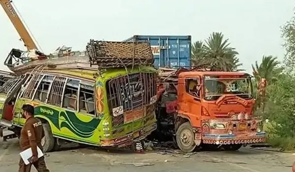 पाकिस्तान में बस हादसे में 30 लोगों की मौत, 40 से अधिक घायल