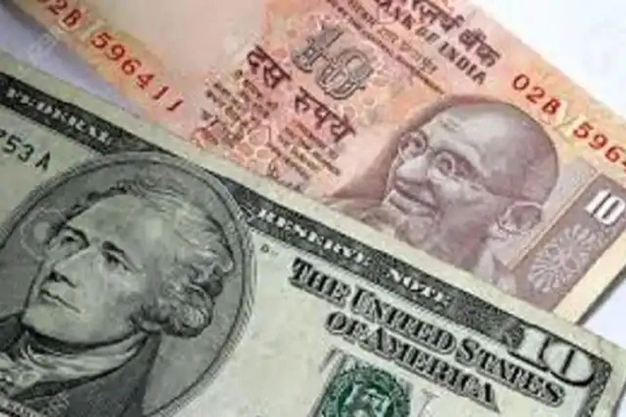 शुरुआती कारोबार में अमेरिकी डॉलर के मुकाबले रुपया 12 पैसे लुढ़का