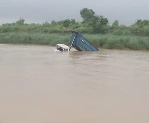 बाजपुर: कोसी का जलस्तर बढ़ने से छह वाहन डूबे, चालकों ने किसी तरह बचाई जान