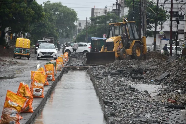 बरेली: झूलेलाल द्वार के पास रोड की खुदाई और मलबा बढ़ा रहा दर्द