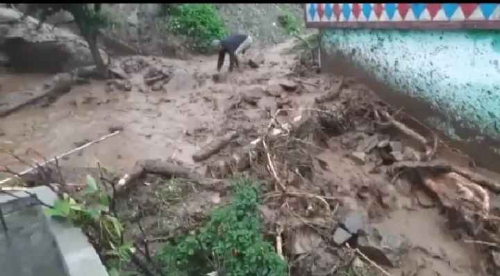 देहरादून: उत्तरकाशी में बादल फटा, एक परिवार के तीन लोगों की मौत, एक लापता