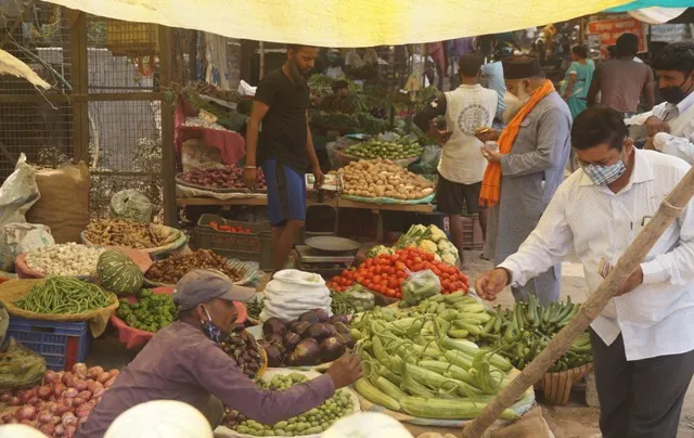बरेली: दालों के दाम थमे, सब्जियों की बढ़ती कीमतों ने बिगाड़ा जायका