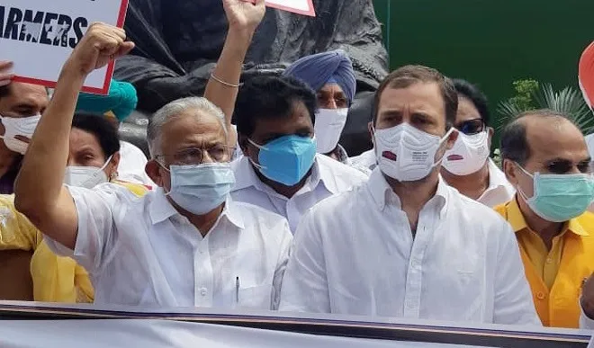 पेगासस मामला: कांग्रेस ने जांच की मांग को लेकर संसद परिसर में किया प्रदर्शन