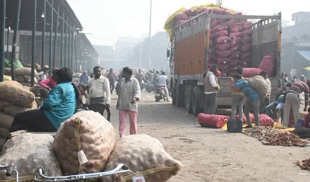 बरेली: अन्य राज्यों की तरह मंडी शुल्क यहां भी पूरा माफ करें
