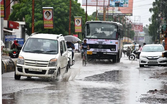 बरेली: गली-मोहल्लों से लेकर मुख्य सड़कें तक बन गईं तालाब