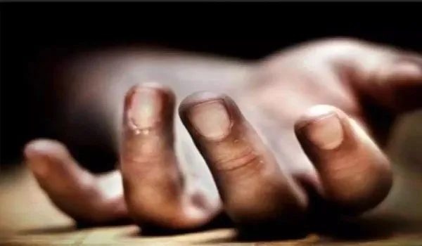 संभल: यात्री शेड में मिला साधु का शव, सनसनी