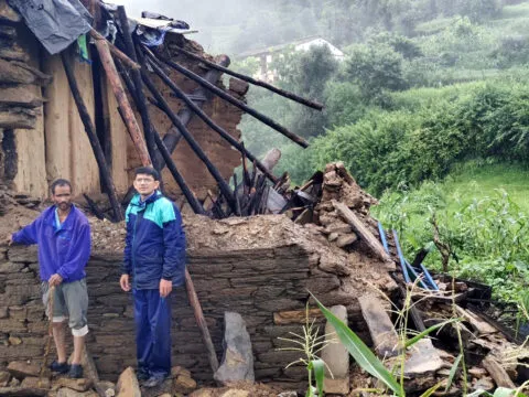 अल्मोड़ा: भारी बारिश से दियारी में आवासीय मकान ध्वस्त, प्रभावित परिवार ने पंचायत घर में ली शरण