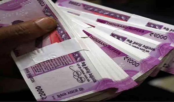 रामपुर: SBI बैंक से 20 लाख रुपये की चोरी, सीसीटीवी में कैद हो गया चोर