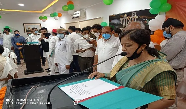हापुड़ : जिला पंचायत अध्यक्ष रेखा नागर ने ली शपथ