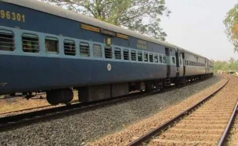 इलेक्ट्रिक इंजन से दौड़ी टनकपुर-बरेली-कासगंज पैसेंजर ट्रेन, पहले दिन 220 यात्रियों ने किया सफर
