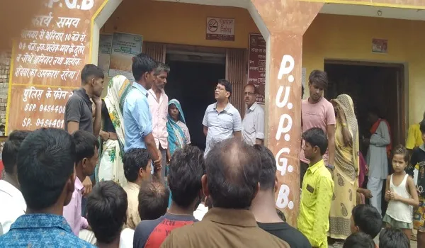 संभल : किसानों ने बैंककर्मियों पर खाते से लाखों रुपये निकालने का लगाया आरोप