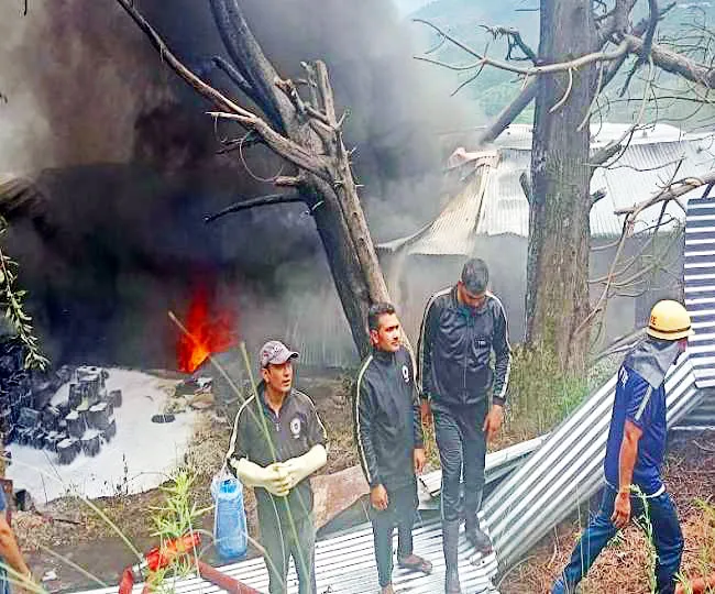 अल्मोड़ा: आग से स्वाहा हुई लीसा फैक्ट्री 