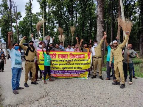 बनबसा: पर्यावरण मित्र हाथों में झाड़ू लेकर सरकार पर बरसे