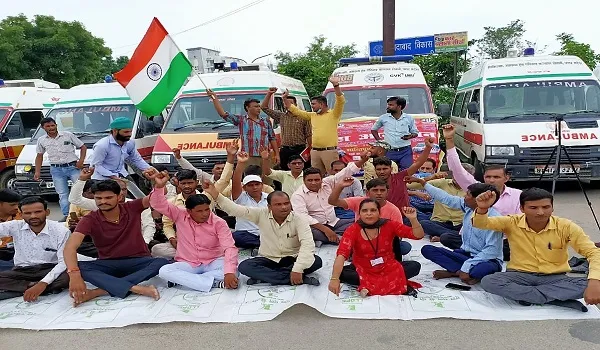 मुरादाबाद : नौकरी पर खतरा मंडराया तो चालकों ने जाम किए एंबुलेंस के पहिए, ठेका प्रथा के विरोध में किया प्रदर्शन