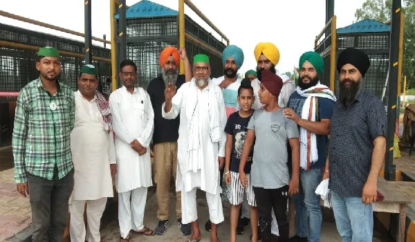 रामपुर: किसानों का बेमियादी धरना 55वें दिन भी जारी, धरना स्थल पर ही एक दूसरे के गले मिलकर दी ईद की मुबारकबाद