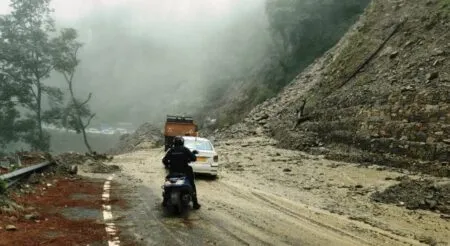 टनकपुर: भारतोली व धौन में मलवा आने से टनकपुर-पिथौरागढ़ मार्ग रहा बंद 