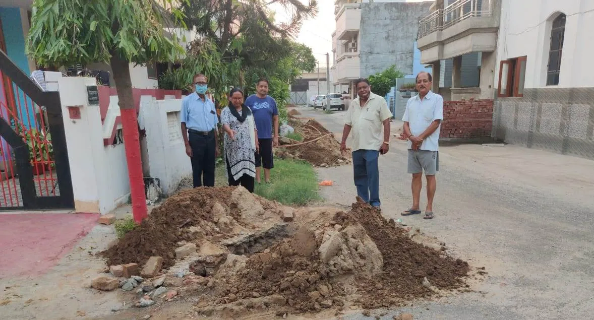 बरेली: गैस पाइप लाइन बिछाने के लिए खोद डाली कॉलोनी की सड़कें