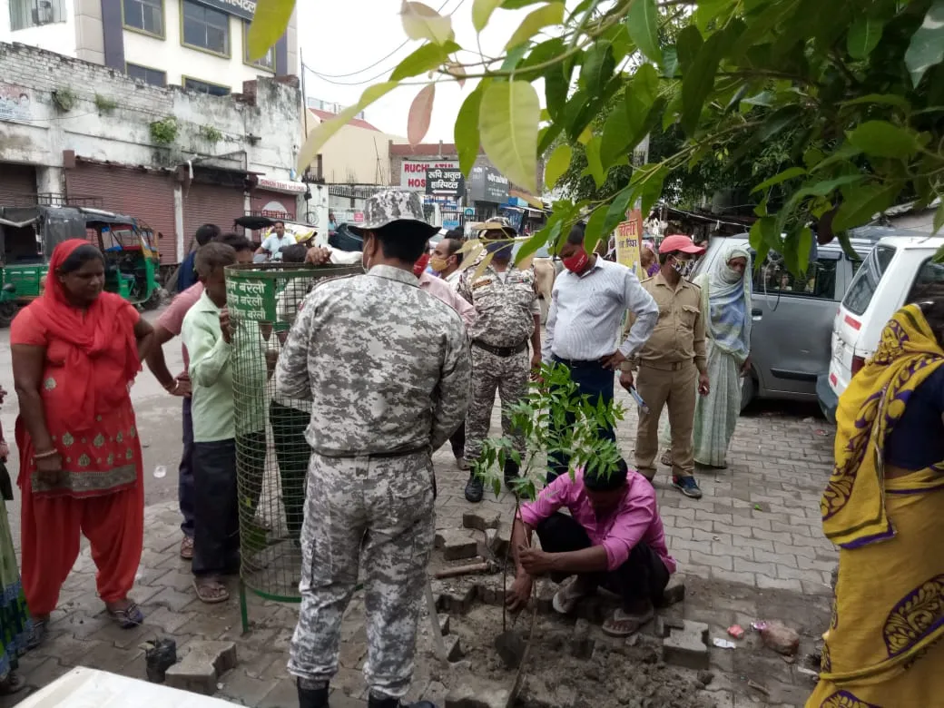 बरेली: पौधे लगाने पहुंची टीम का झुग्गी-झोपड़ी वालों ने किया विरोध