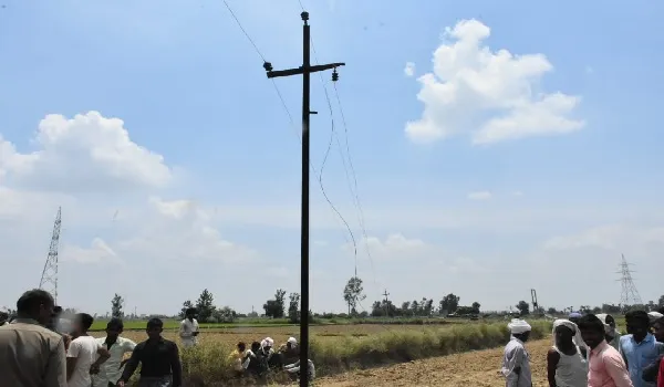 संभल : हाईटेंशन करंट की चपेट में आने से किसान की मौत,5 लाख का मुआवजे की मांग